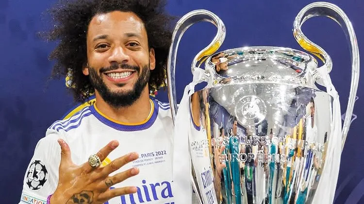 Marcelo com o troféu da Liga dos Campeões do Real Madrid