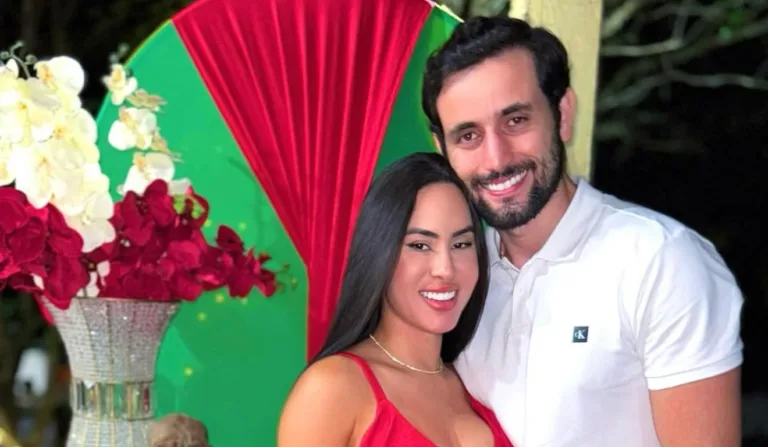 Isabelle Nogueira e Matteus abraçados. Ela usa um vestido vermelho e ele uma blusa branca.