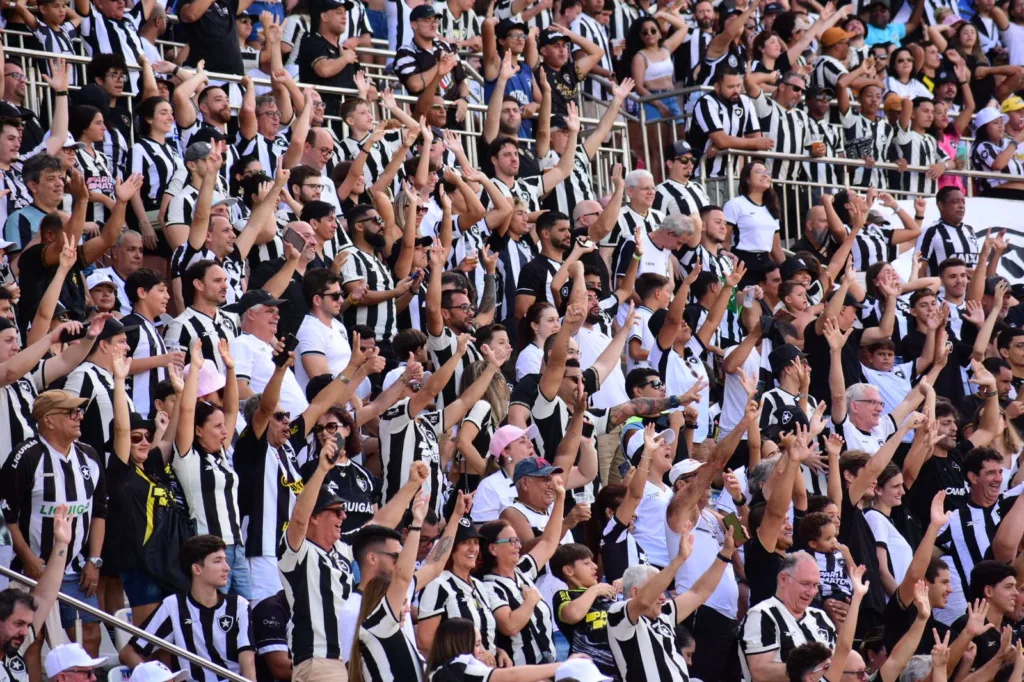 Torcida do Botafogo no Kleber Andrade, em Cariacica (Foto: Thiago Soares/Folha Vitória