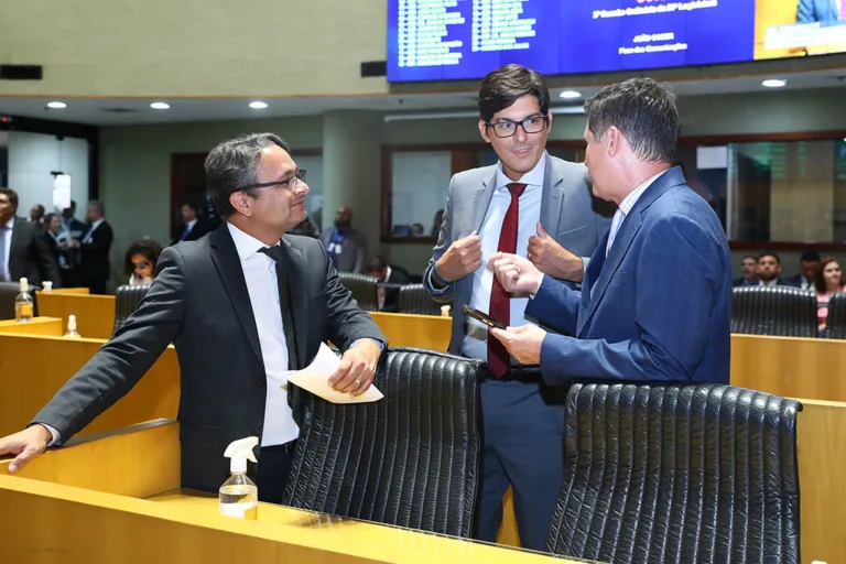 Vandinho, Mazinho e Dary durante sessão: base aliada entrou em ação para aumentar bloco governista / (foto: Ales)