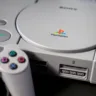 Imagem com o console PlayStation 1 da Sony