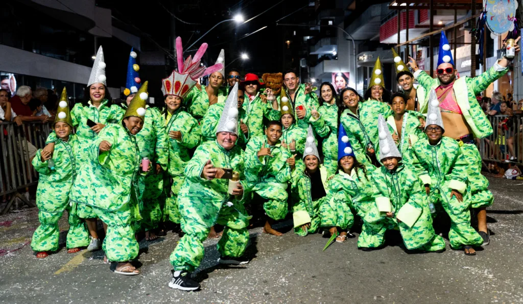 Pessoas no bloco de carnaval de Guarapari em 2024