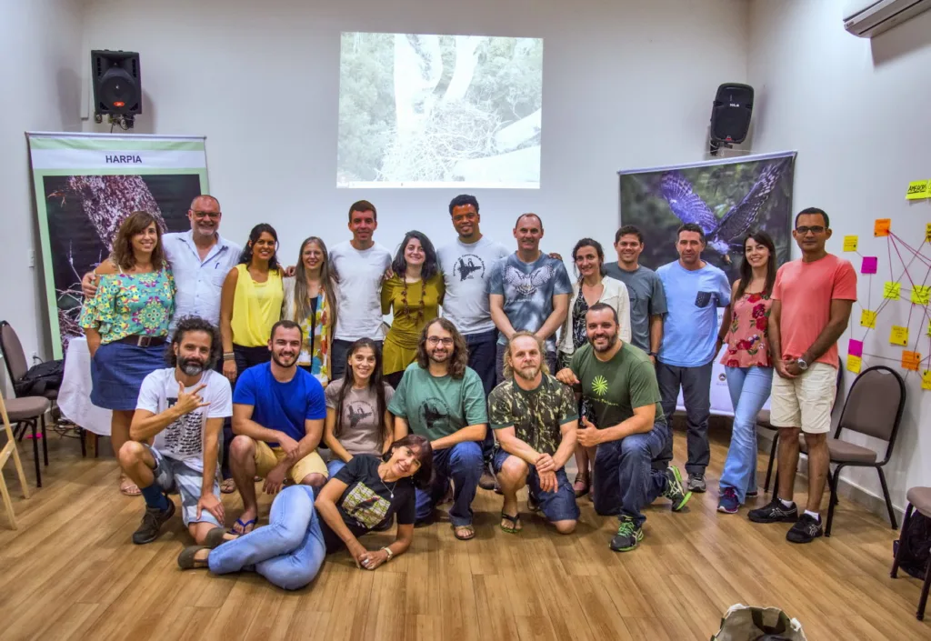 Pesquisadores reunidos em um workshop do Projeto Harpia, discutindo estratégias de conservação da espécie