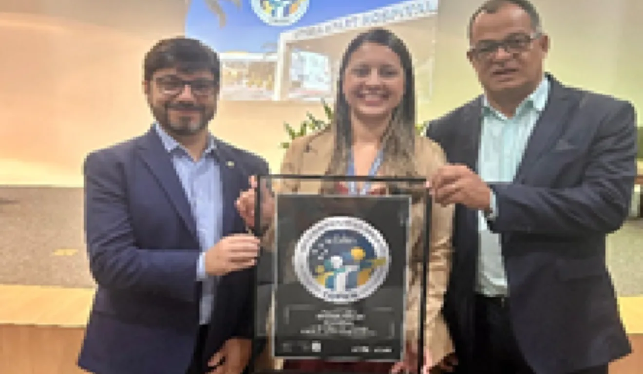 Equipe do grupo Athena recebe certificado de qualidade em saúde