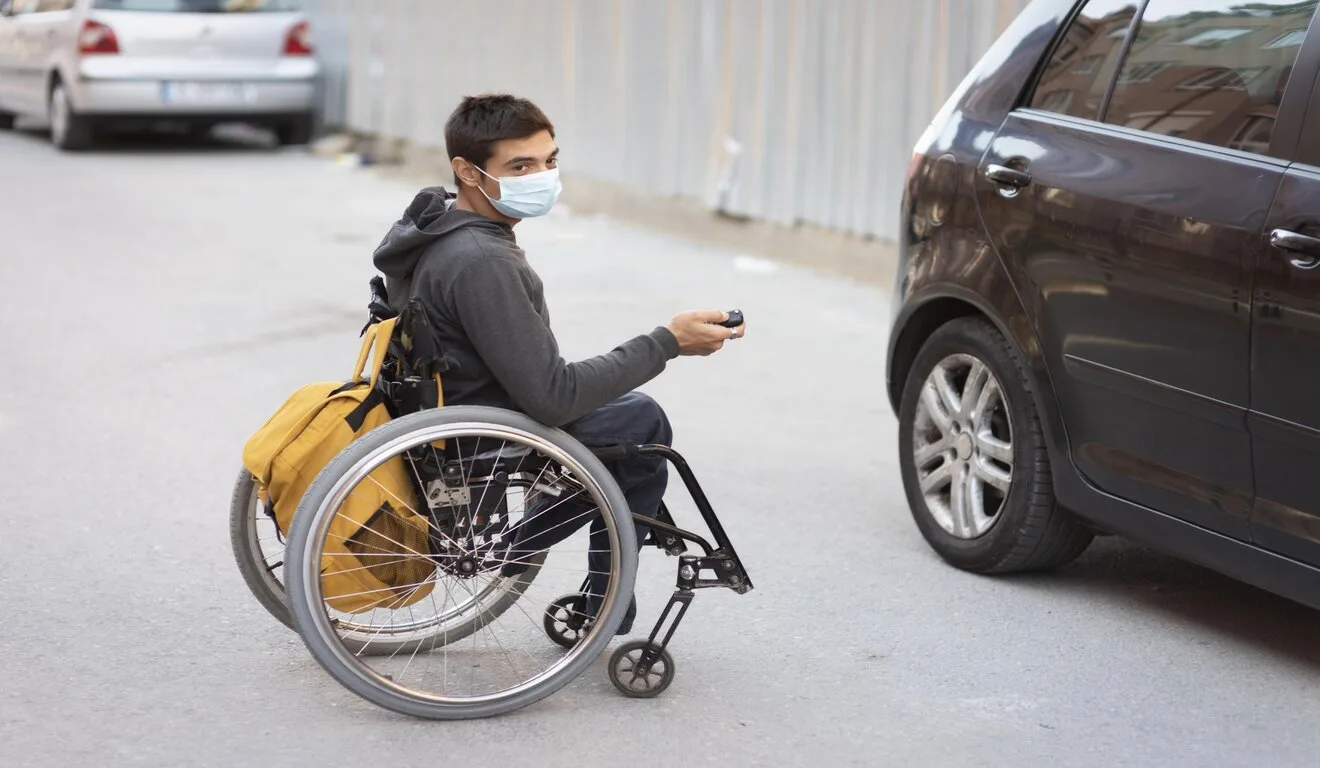 Homem em cadeira de rodas entrando em carro