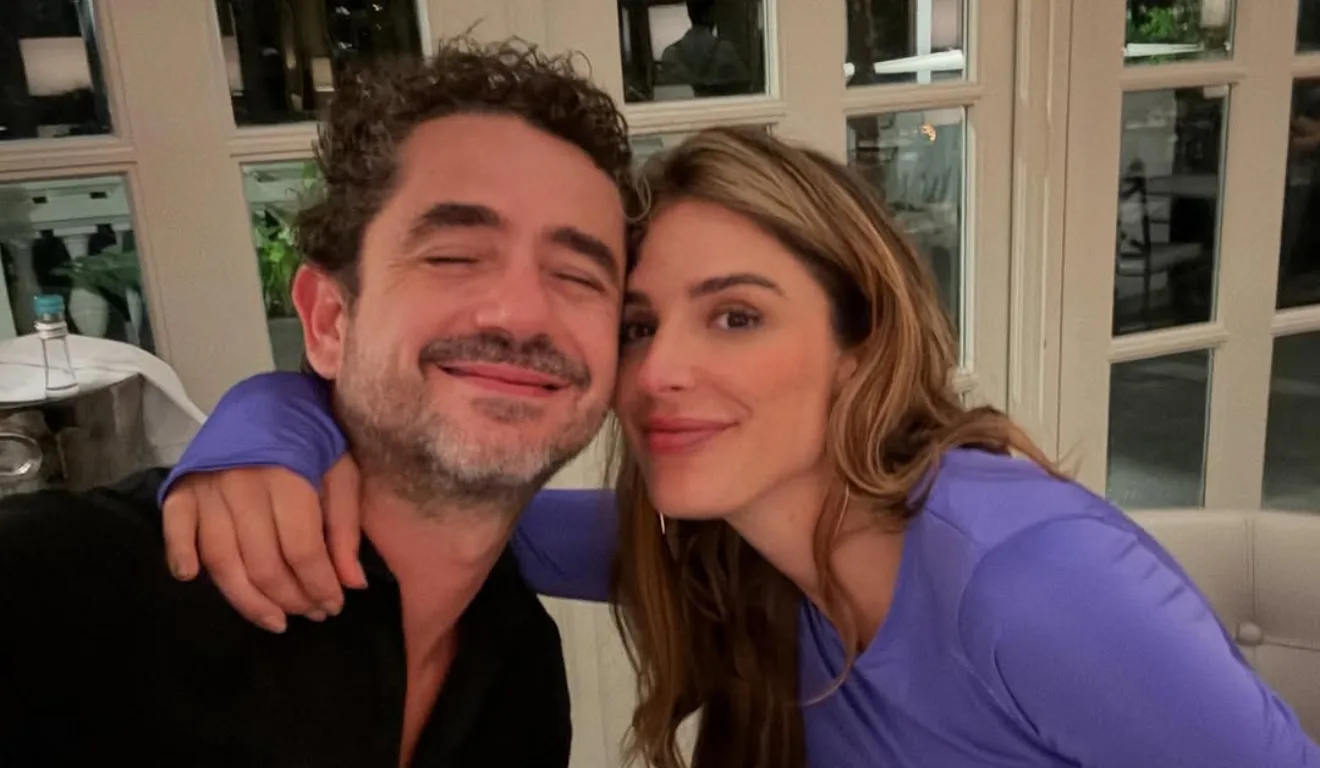 Felipe Andrioli e Rafaela Brites abraçados