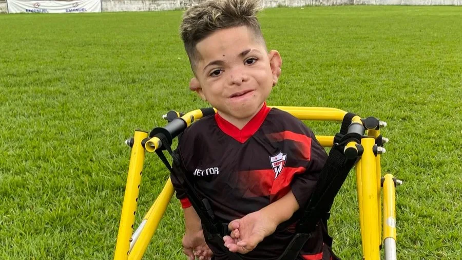 Gabriel da Colina com a camisa do Serra