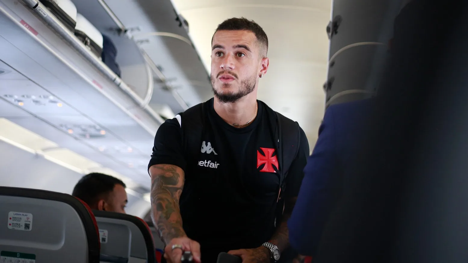 Philippe Coutinho, do Vasco, no avião em Vitória