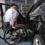 Homem em cadeira de rodas entrando no carro