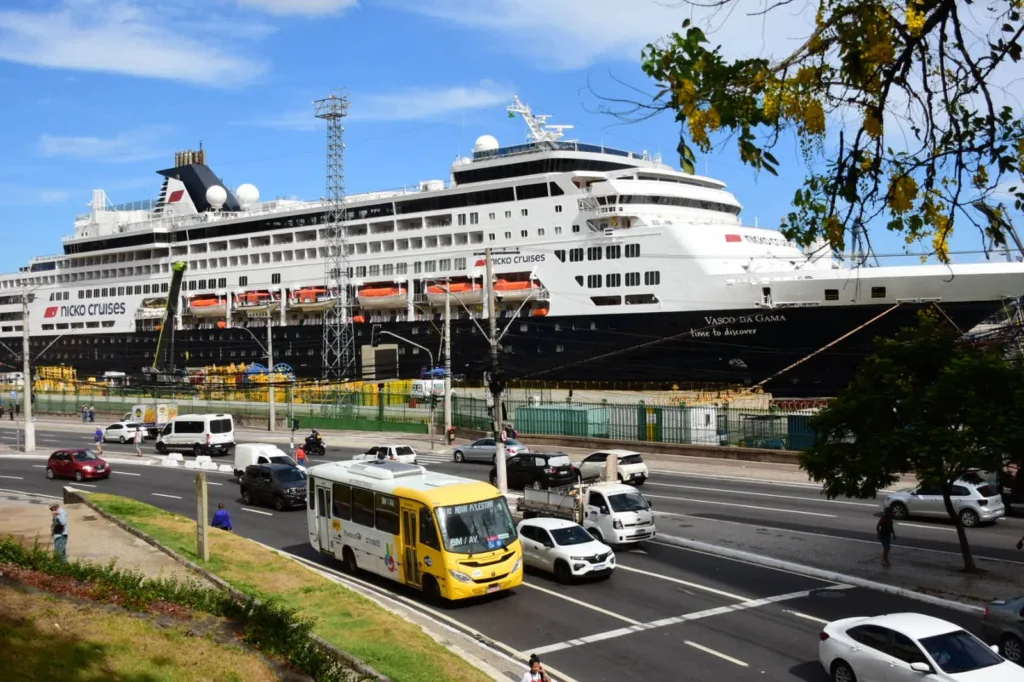 Cruzeiro português Vasco da Gama atraca no Porto de Vitória