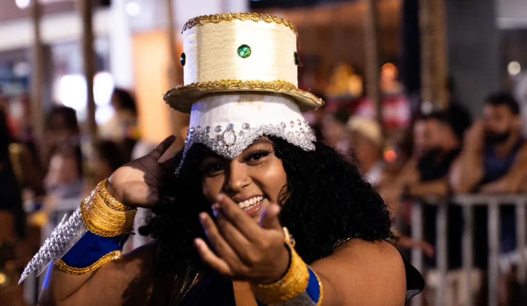 Pessoas no bloco de carnaval de Guarapari em 2024