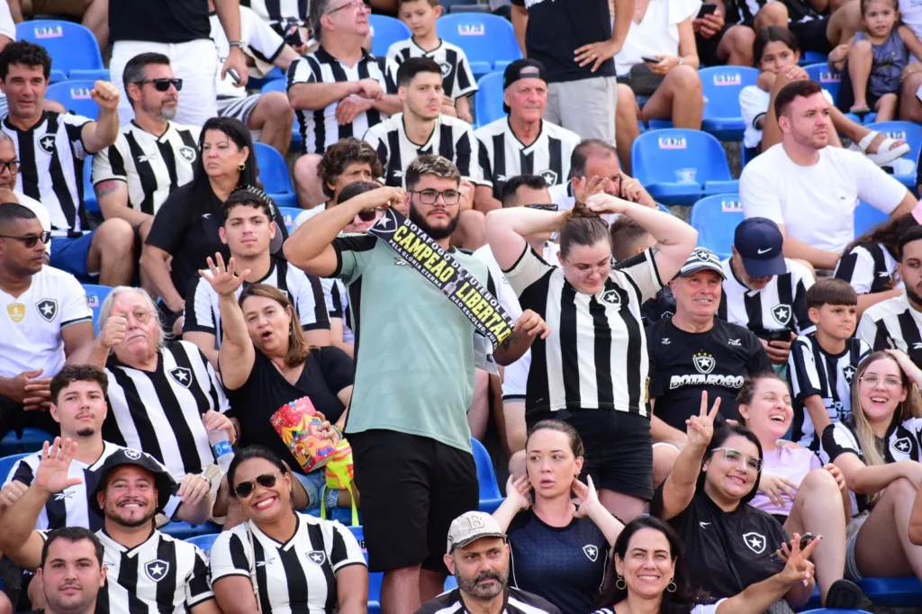 Torcida do Botafogo no Kleber Andrade, em Cariacica (Foto: Thiago Soares/Folha Vitória