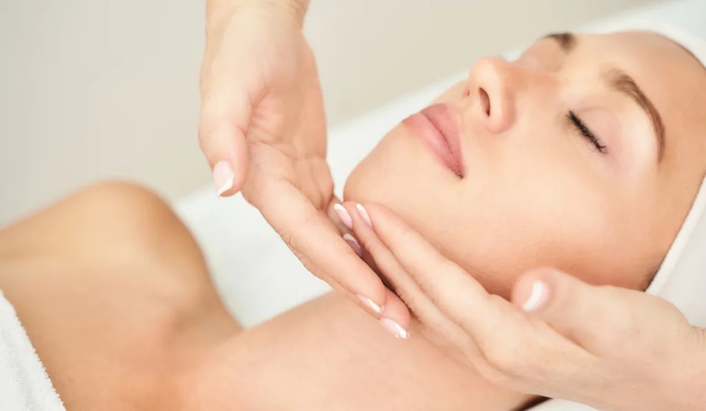 Técnica de massagem facial/Reprodução