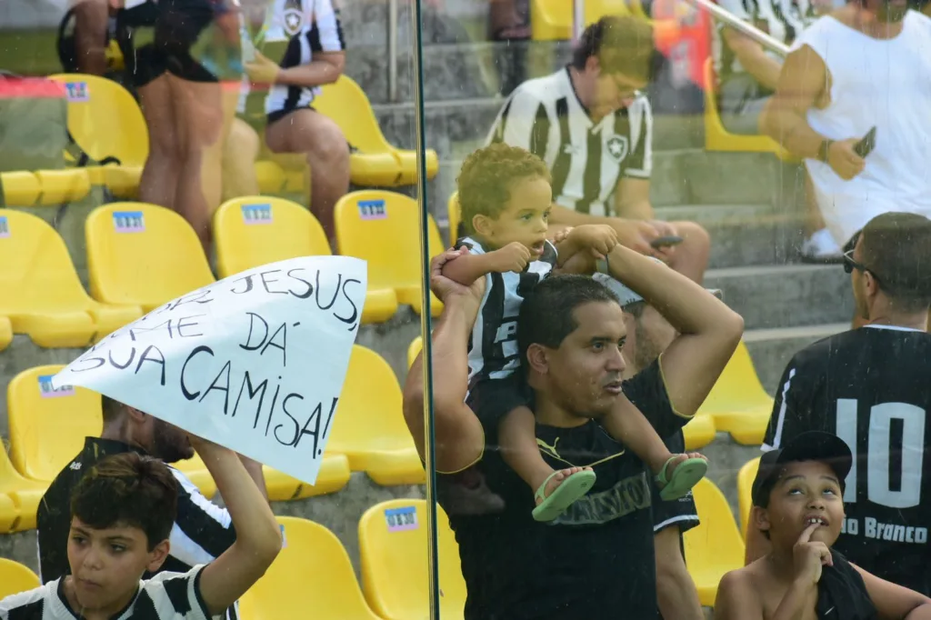 Torcedores com a camisa do Botafogo no estádio Kleber Andrade antes da partida entre Botafogo e Madureira