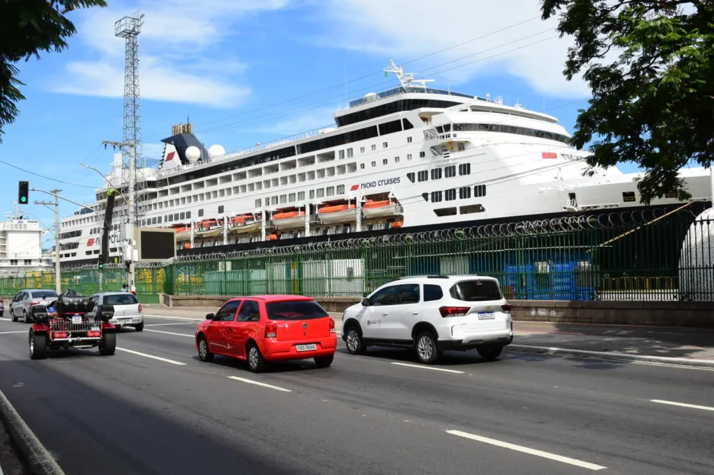 Cruzeiro português Vasco da Gama atraca no Porto de Vitória