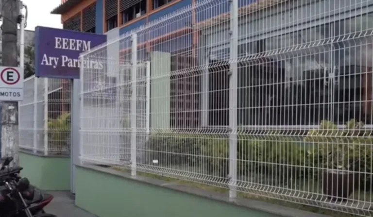 Estudante foi assaltado na saída da escola nesta quinta-feira (20). Foto: Reprodução/ TV Vitória