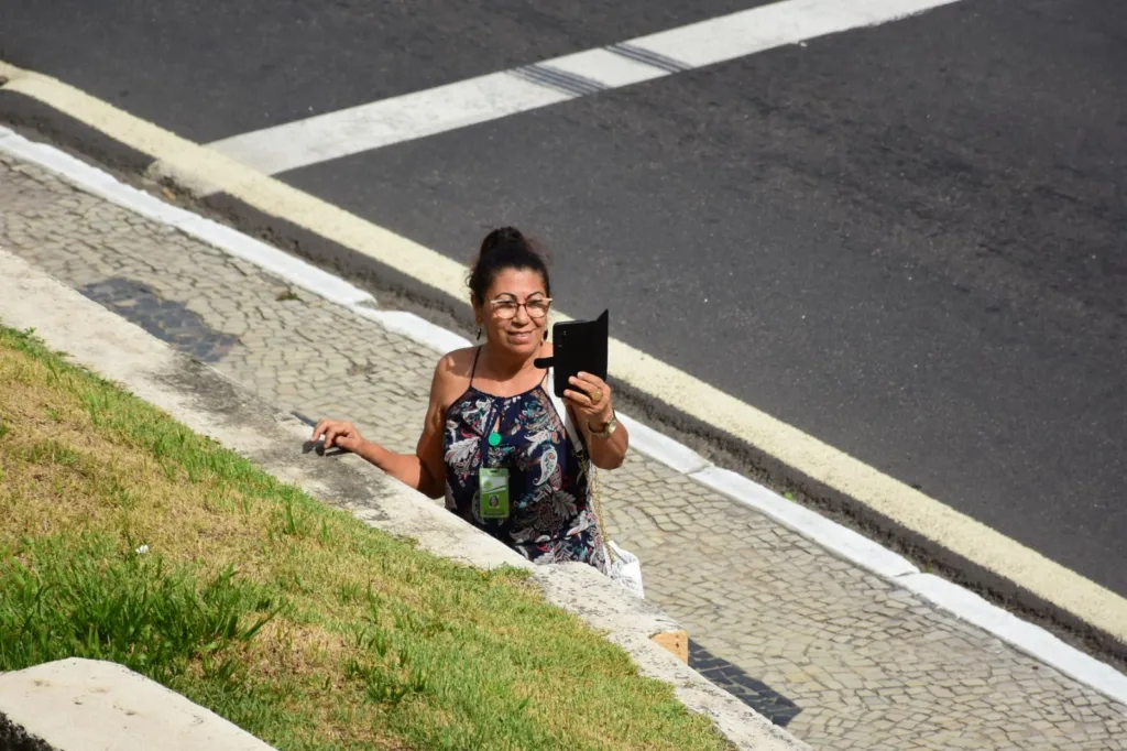 Capixabas tiram fotos do cruzeiro Vasco da Gama, que atracou no Porto de Vitória