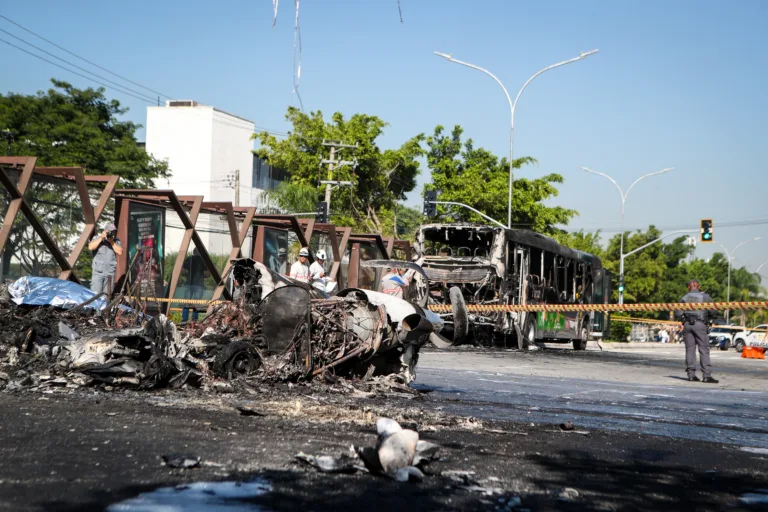 Avião cai em avenida de São Paulo hoje e matou duas pessoas.