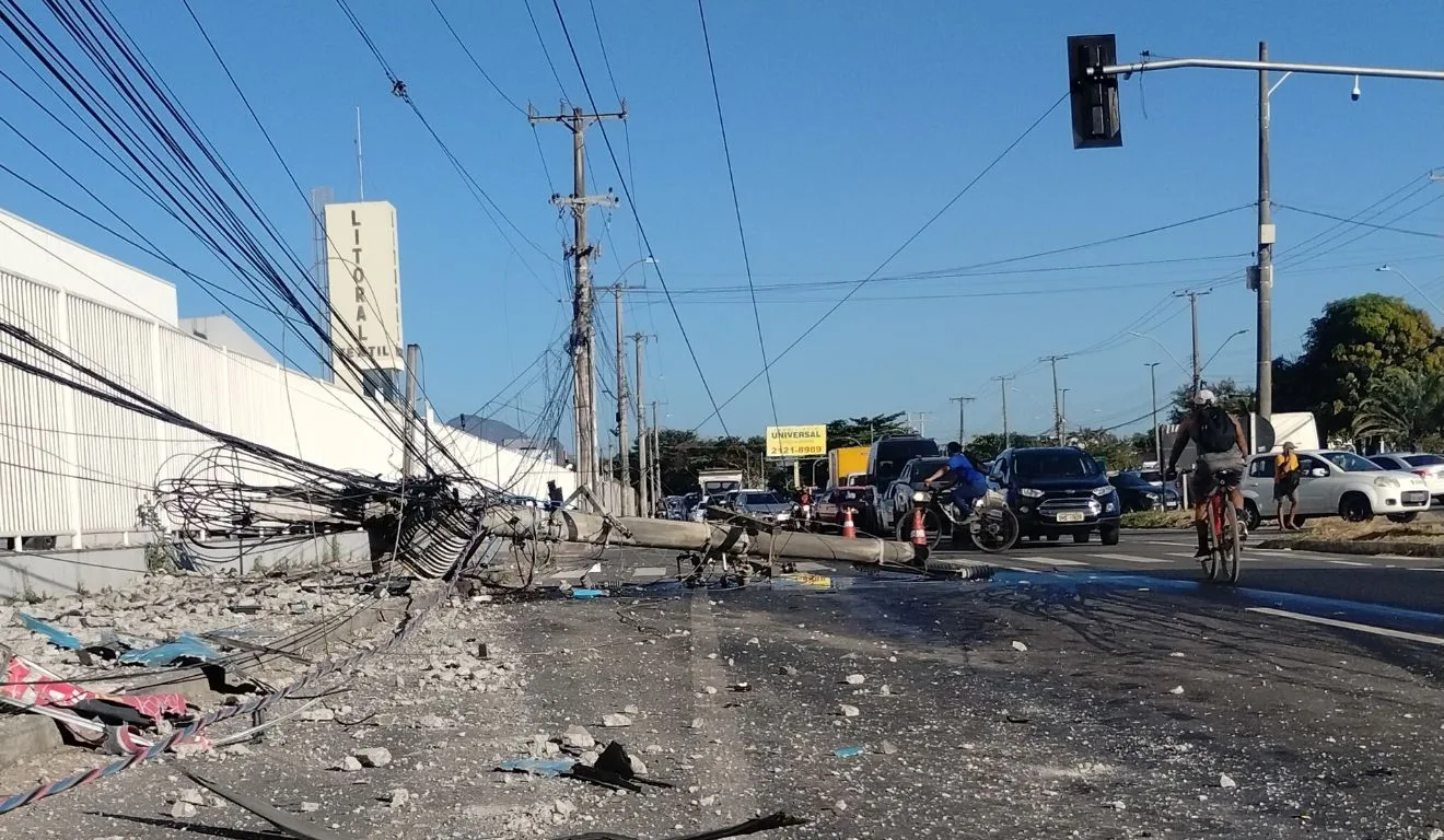 Poste derrubado por ônibus na Darly Santos