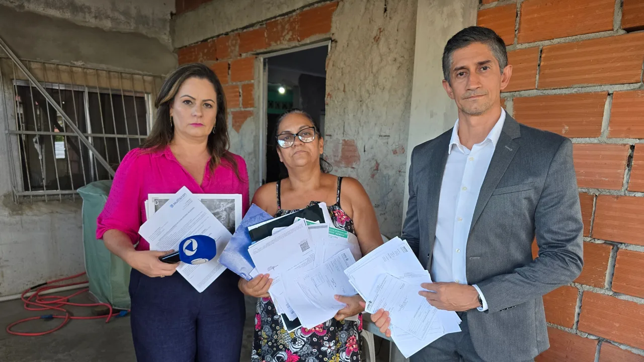 Marcelle Altoé e o advogado Marcelo Carvalhinho explicaram a Miriam que a fibromialgia pode ser declarada legalmente uma deficiência. Foto: Conexão Justiça