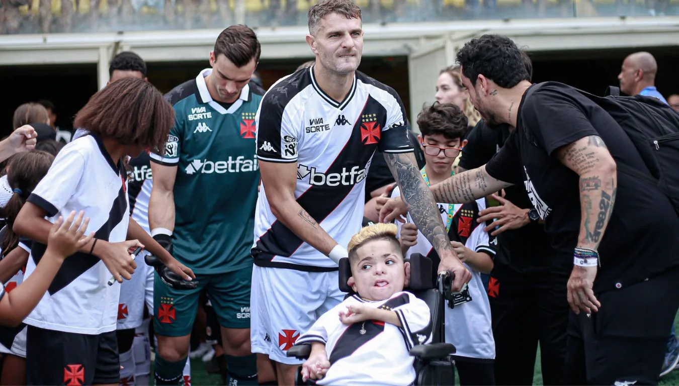 Gabriel da Colina entra em campo com Vegetti no jogo Vasco x Volta Redonda no Kleber Andrade.