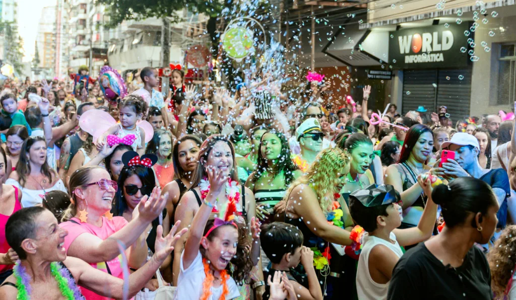 Pessoas no bloco de carnaval de Guarapari em 2024