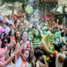 Pessoas no bloco de carnaval de Guarapari em 2024