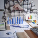 O investidor inteligente entende que o jogo começa fora dos olhos da audiência e que a grande vitória é fruto de preparo, disciplina e visão de longo prazo. Foto: Freepik