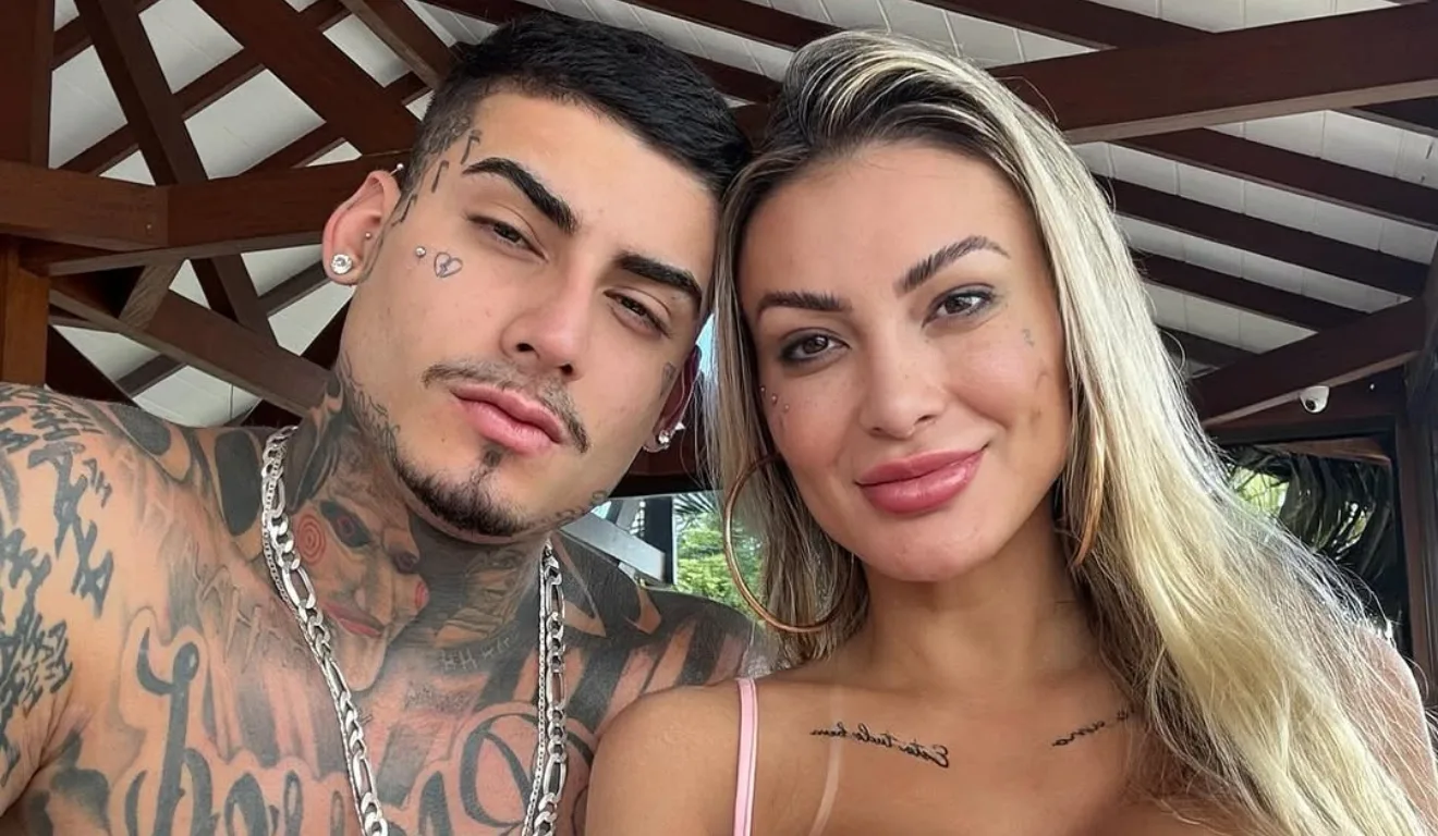 Andressa Urach e o ex-namorado, Cassiano. Eles estão lado a lado.