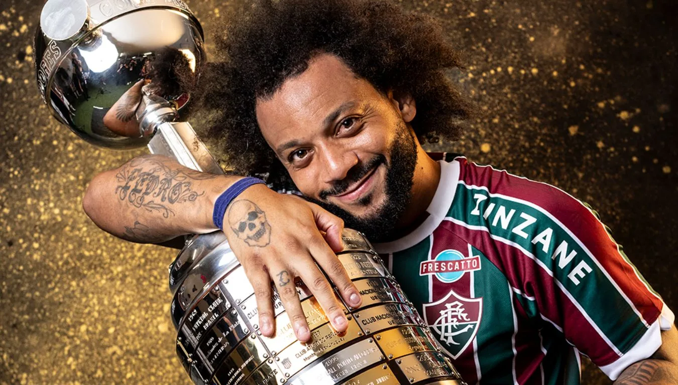 Marcelo com o troféu da Libertadores de 2023, do Fluminense