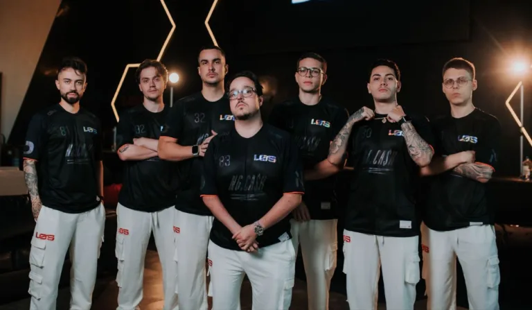 Imagem com a equipe de esports da LOS, que disputarão campeonatos de Valorant