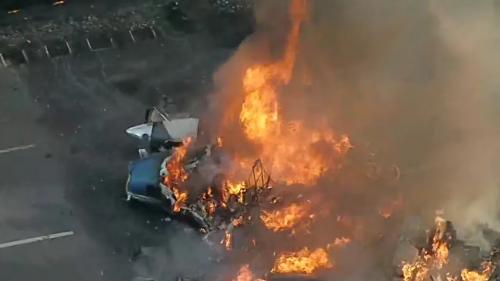 Avião cai em São Paulo, atinge ônibus e pega fogo.