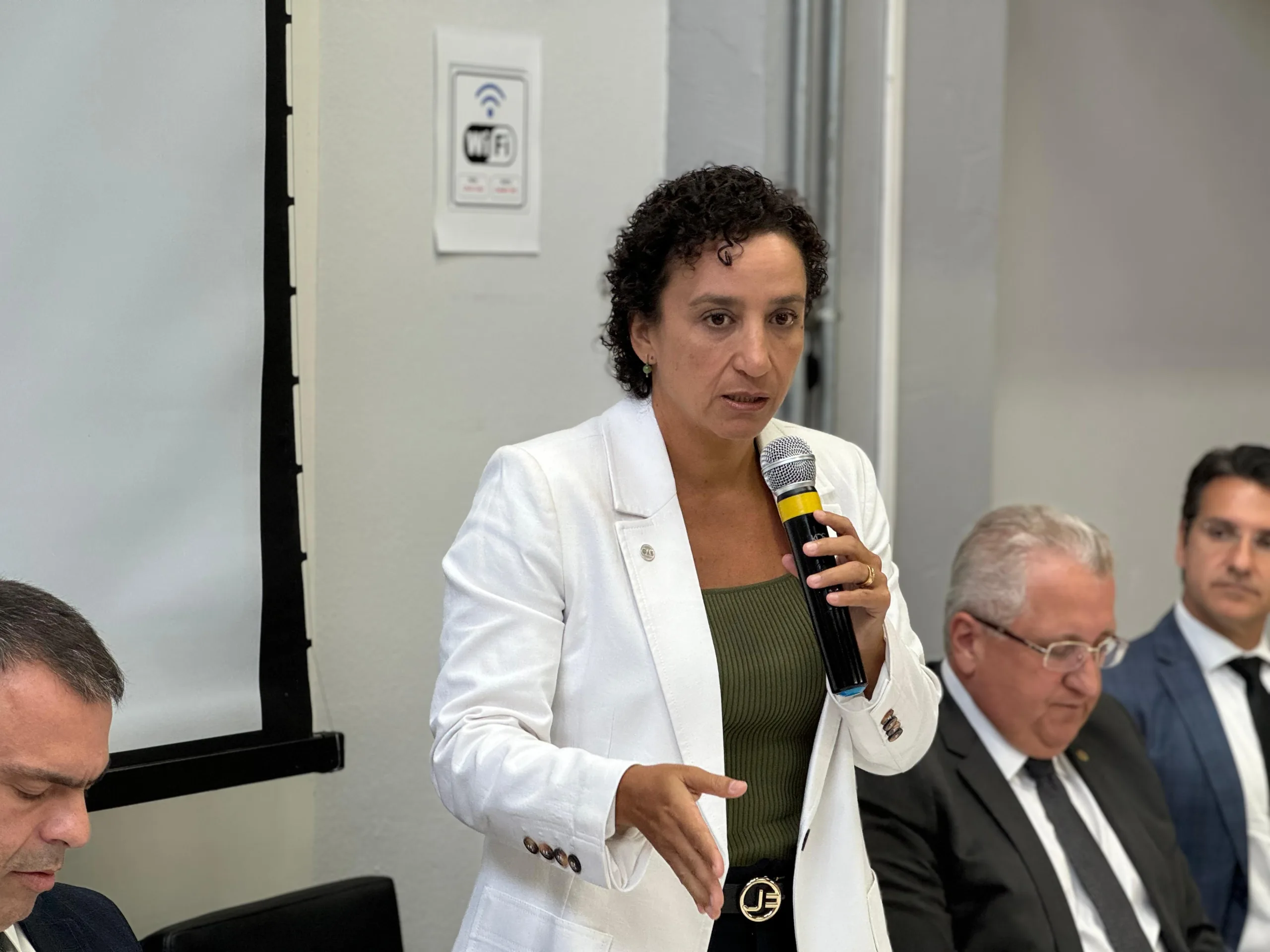 Érica Neves em coletiva de imprensa (foto: OAB-ES)