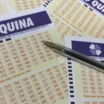 Imagem mostra jogos da Quina, uns sob os outros, sem estarem preenchidos.
