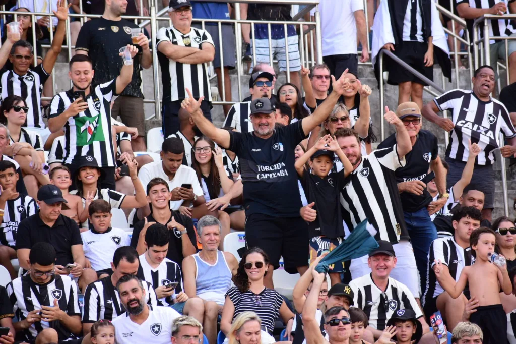 Torcida do Botafogo no Kleber Andrade, em Cariacica (Foto: Thiago Soares/Folha Vitória