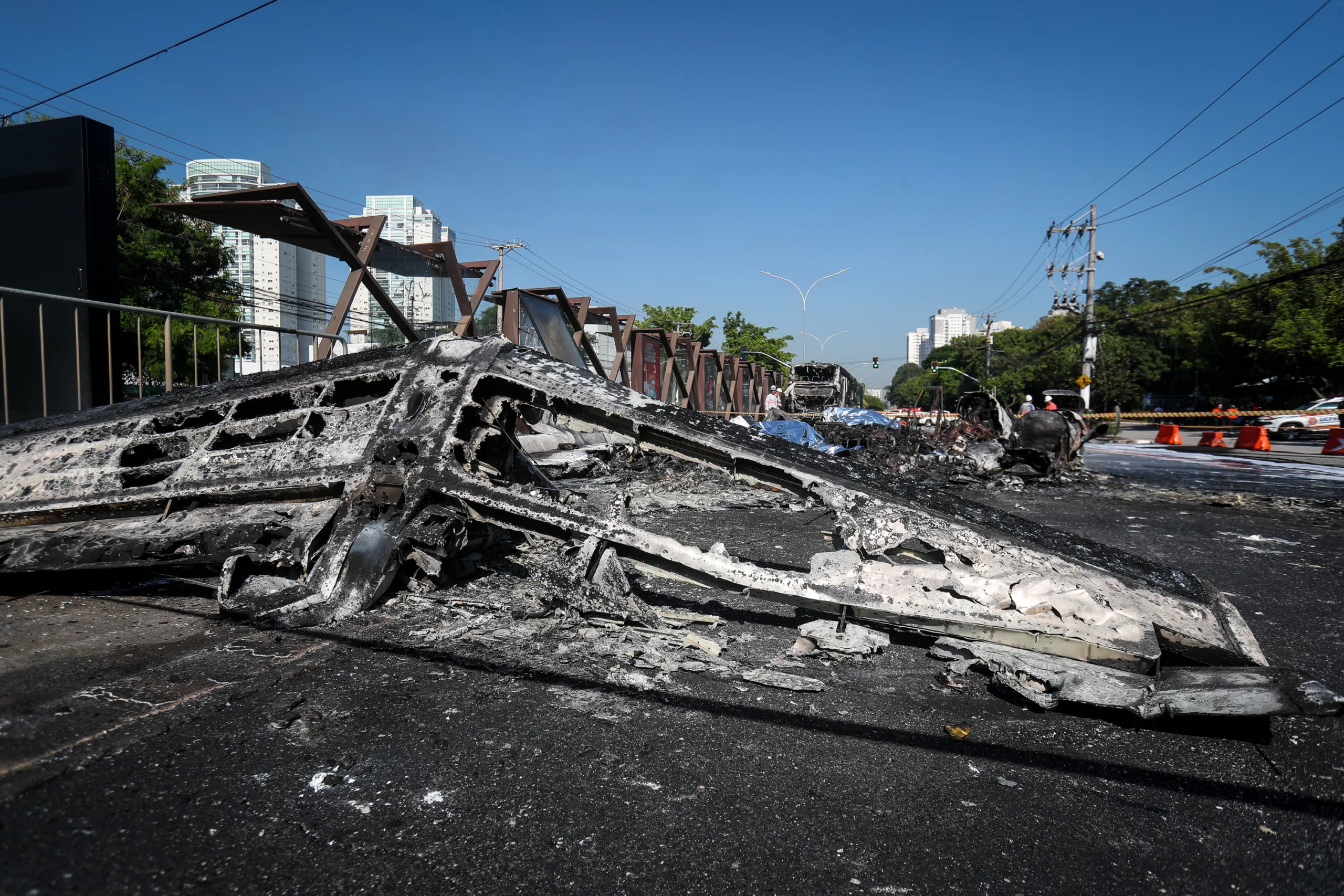 Queda de avião na zona oeste de SP deixa dois mortos e dois feridos