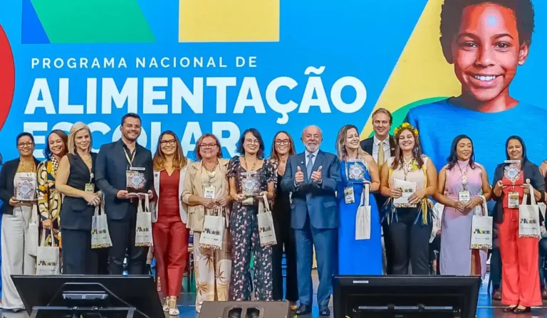 Lula participou de evento com autoridades para anunciar mudança na alimentação escolar