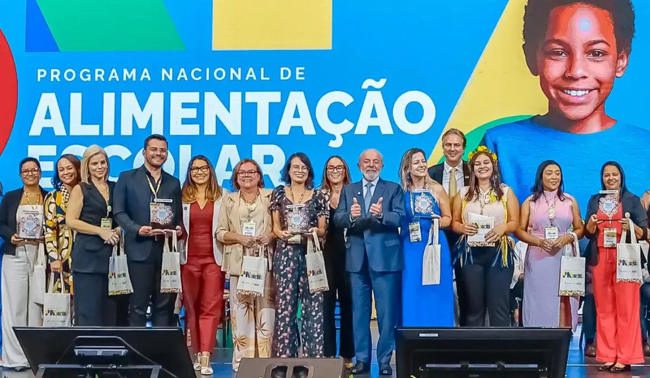 Lula participou de evento com autoridades para anunciar mudança na alimentação escolar