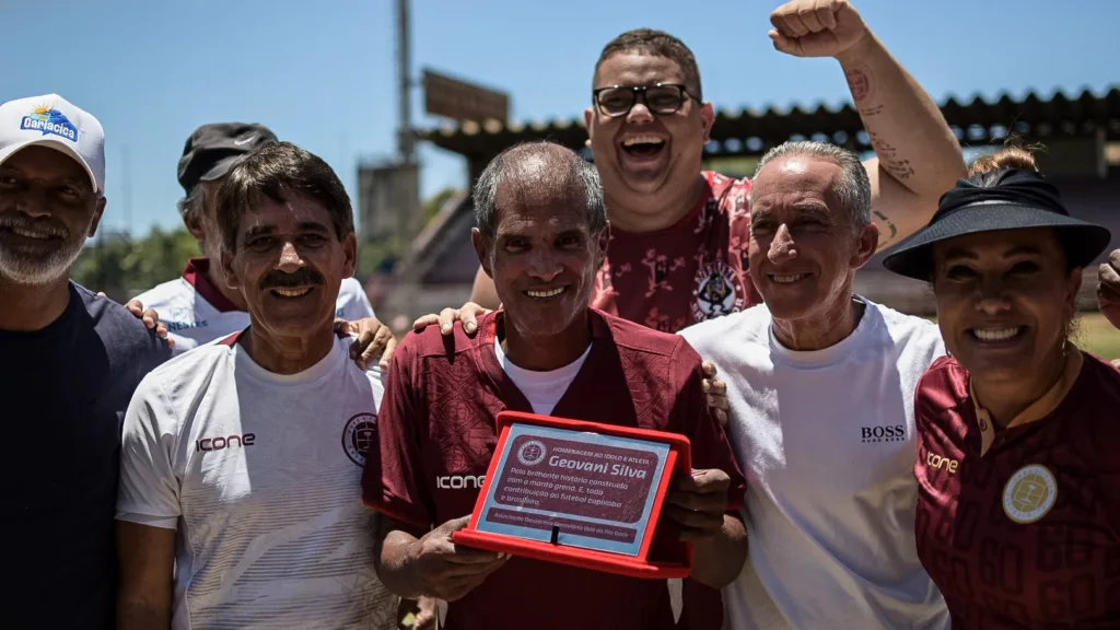 Geovani Silva recebe homenagem da Desportiva no Engenheiro Araripe