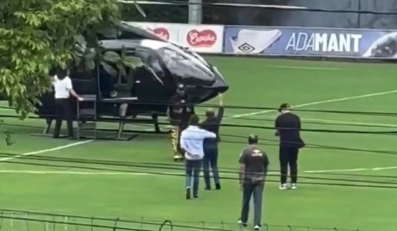 Neymar chega de helicóptero em treinamento