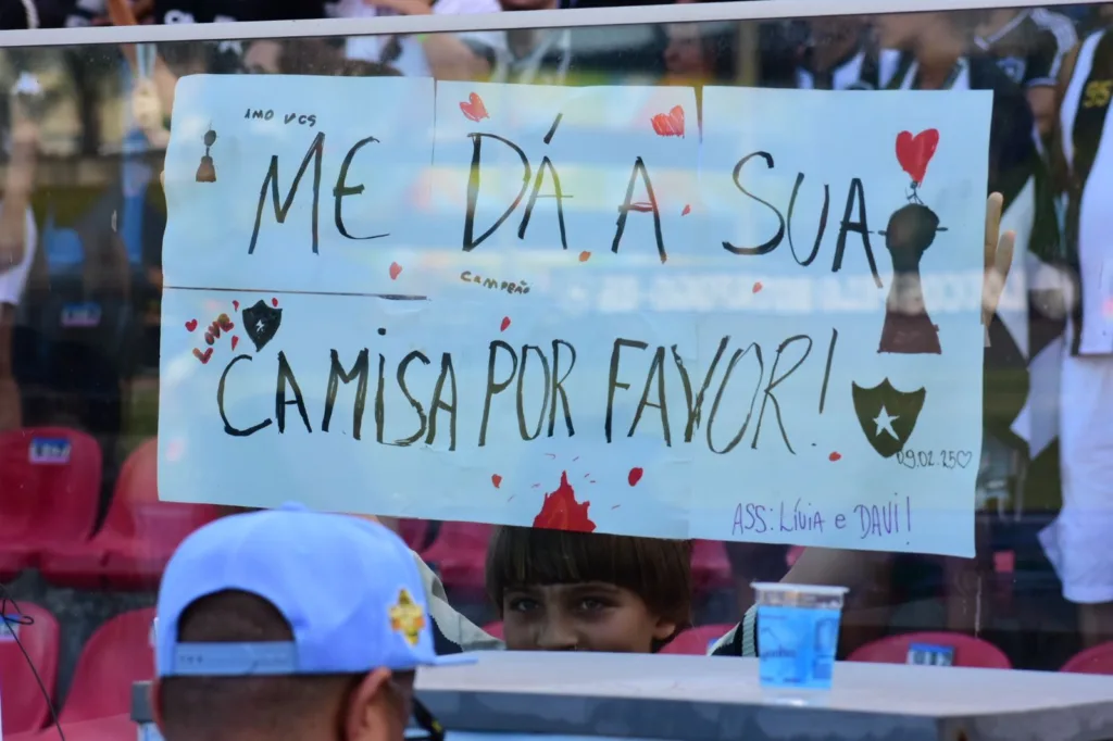 Torcida do Botafogo no Kleber Andrade, em Cariacica (Foto: Thiago Soares/Folha Vitória