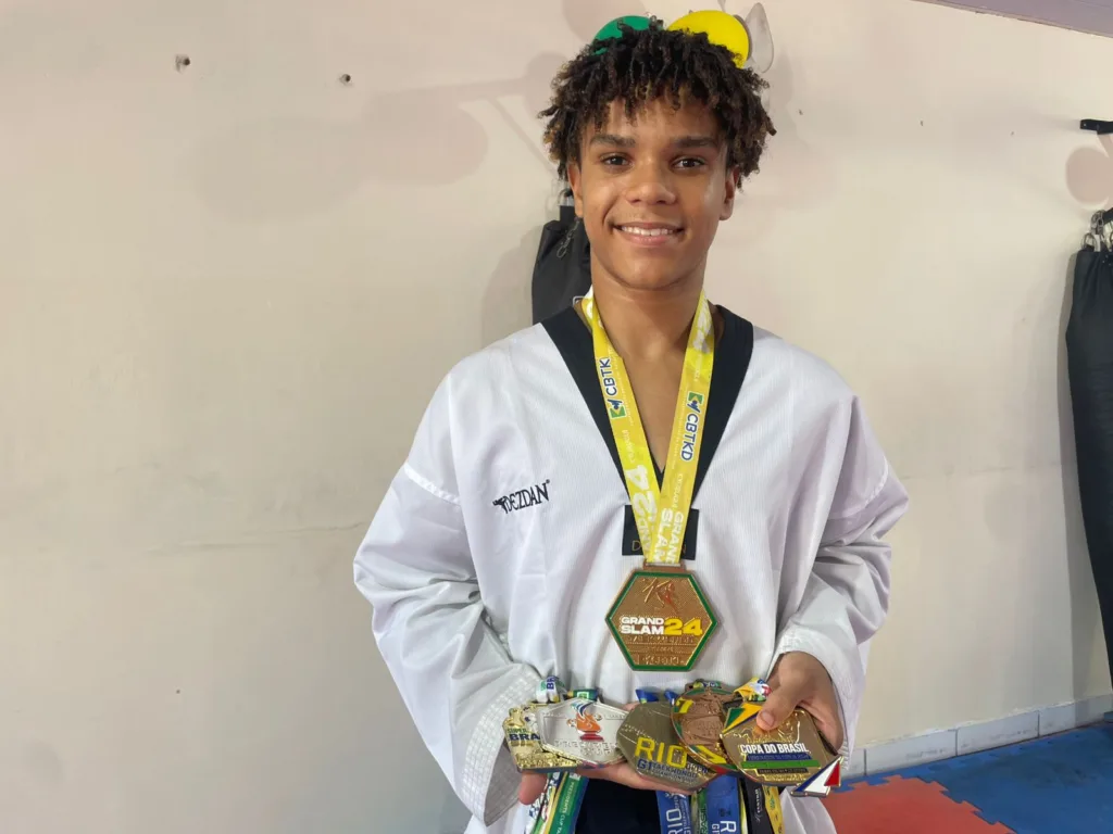 Gabriel Oliveira com as medalhas que conquistou em 2024 no taekwondo