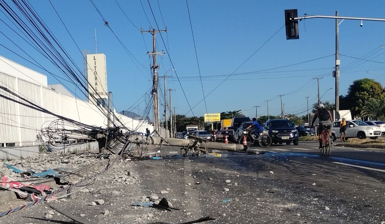 Poste derrubado por ônibus na Darly Santos