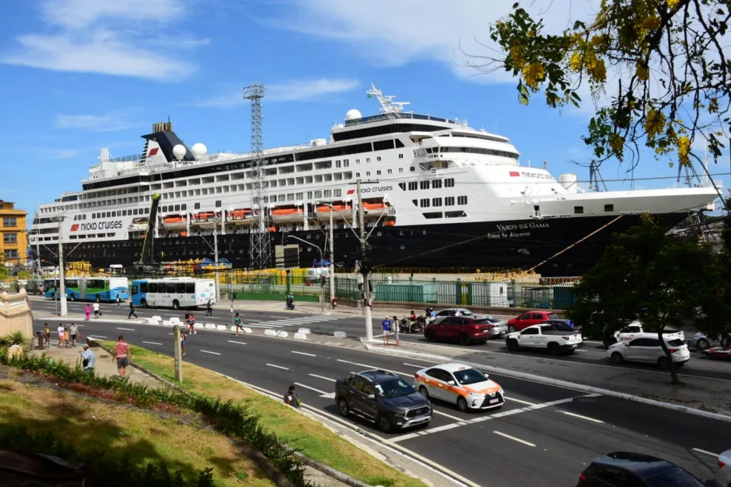 Cruzeiro português Vasco da Gama atraca no Porto de Vitória