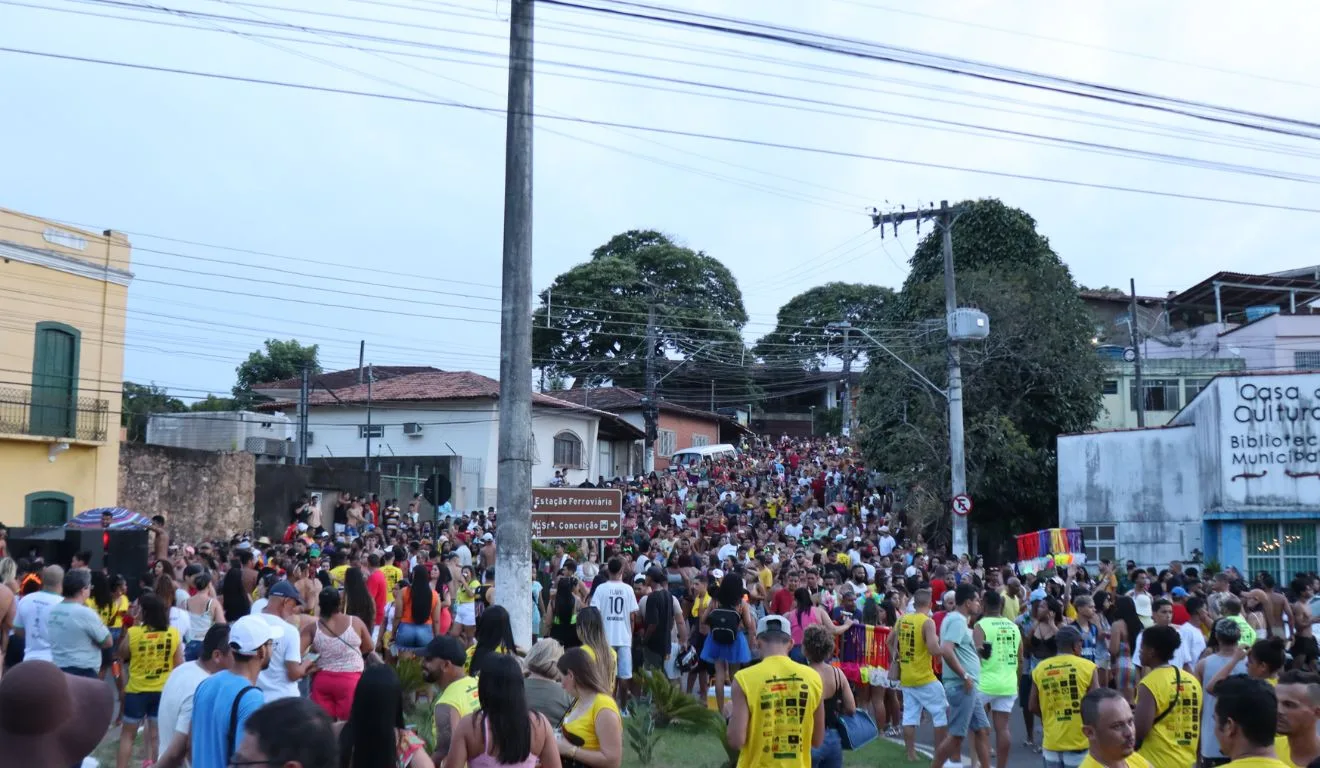 Bloco em Viana: centenas de pessoas na rua para um bloco de Carnaval