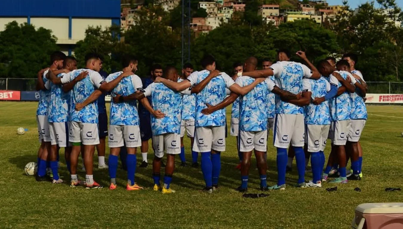 Treino do Vitória. Jogadores reunidos no campo do estádio Salvador Costa