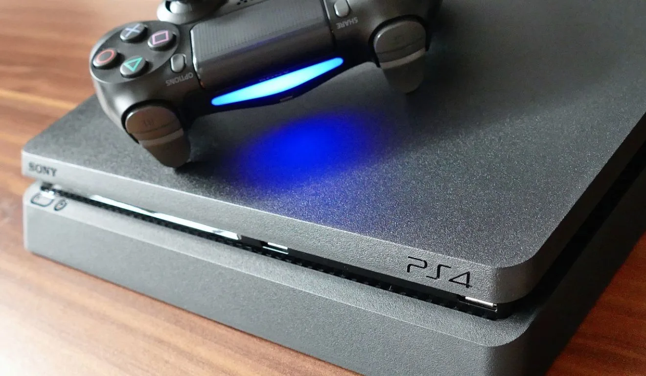 Imagem do console PlayStation 4 com o joystick dualshock 4 ligado