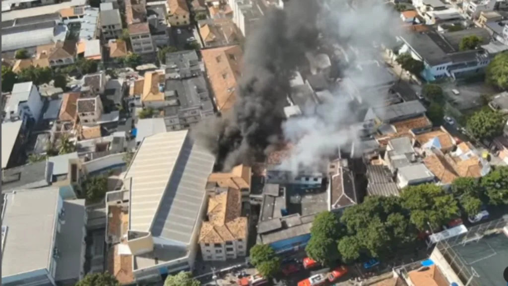 Mais de 20 pessoas estavam na fábrica quando o fogo começou. (Foto: Reprodução/ Instagram @operacoesrio)