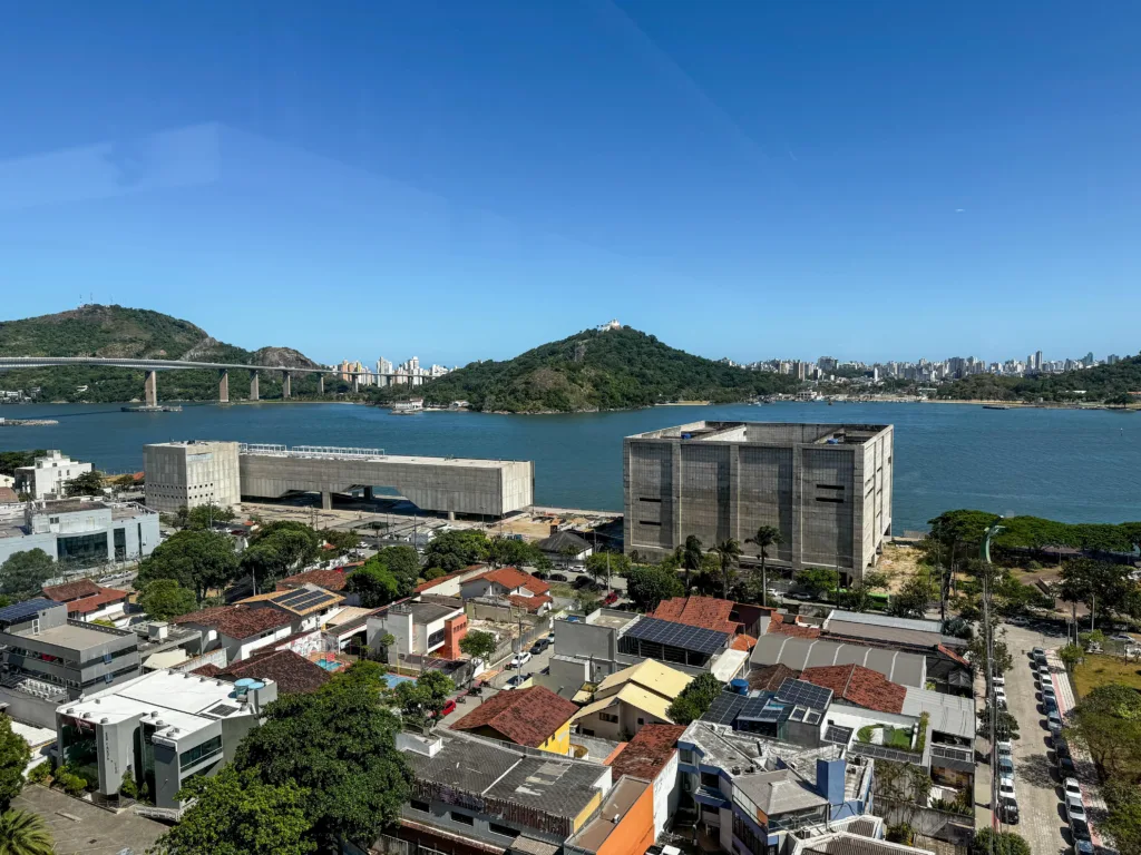 Imagem mostra paisagem da Enseada do Suá, em Vitória, com o Cais das Artes, Convento e Terceira Ponte (Foto: Pedro Permuy)