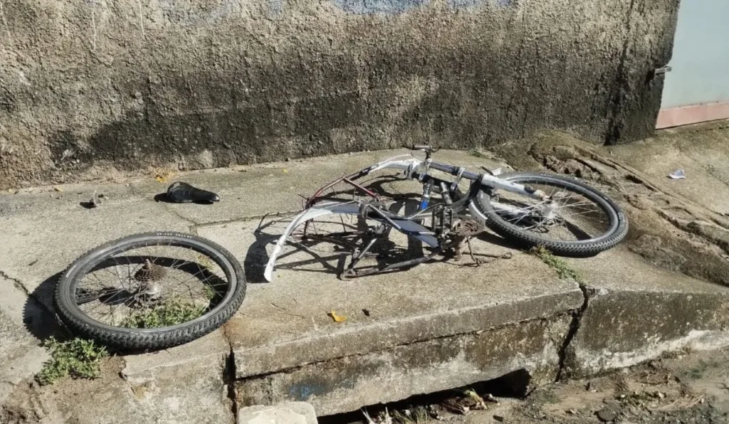 Bicicleta destruída após acidente